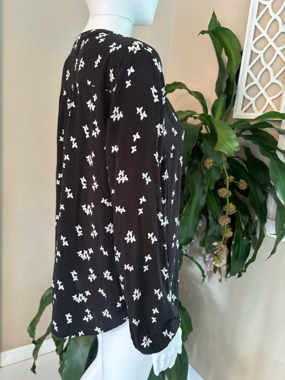 GAP Black Tunic Top with White Floral Motif - Picture 5 of 7